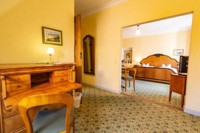 images/Zimmer1/zimmer_nr_6_schreibtisch.jpg